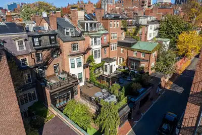 Image de Newly renovated historic home in Beacon Hill