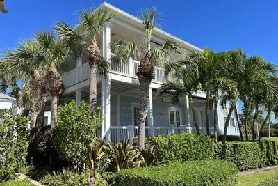 Image de Oceanfront 4-Br w/ private 31' Boat Slip Included, Pool & Beach, gourmet kitchen