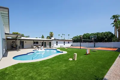 Lavish Longhorn- Multi Sports Court-mins to Tpc!