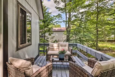 Image de Chic Tobyhanna Home w/ Furnished Deck Space!