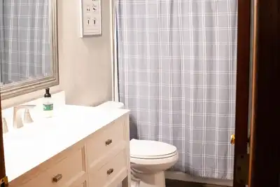 Image de 2 Bedroom, 1 Bathroom Convenient Green Bay Getaway