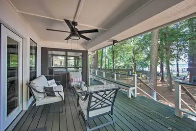 Image de Luxe Lakehouse w/ Sunset Views on Lake Palestine!