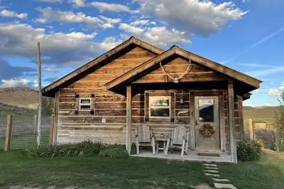 Image de gorgeous modern cabin on private ranch