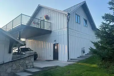 Image de Lakeside Luxury Retreat in Lac La Hache – Dock, Boat launch, & Stunning Views!