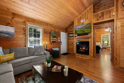 Image de Cozy Cabin, 10 minutes to downtown Gatlinburg!