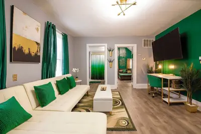 Image de Emerald Oasis: Stunning Tremont 1br Upper Unit by Christmas Story House | Parking •7 Min to Downtown