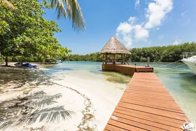Image de 4 Bedroom Lagoonfront Villa in Hotel Zone Cancun