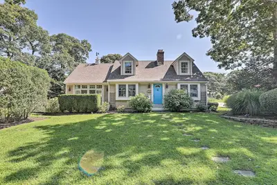 Image de Cape Cod Cottage w/ Deck, Grill, & Games!