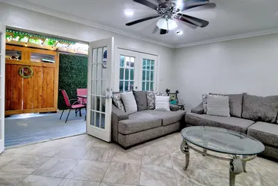 Image de Uptown Comfort townhome w/ patio and Pool access (Galleria)!