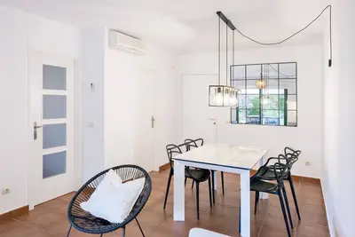 Image de Modern Oasis by the sea. Luxurious urb with pool