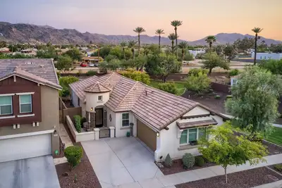 Image de 1 Mi to South Mountain Park: Home w/ Pool Access!