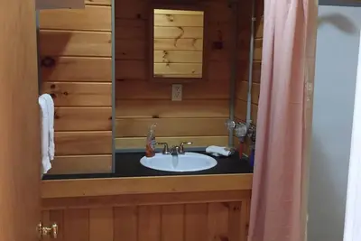 Image de 6 separate 4- season Beautiful Cabins located in downtown Milo Me