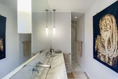 Located in Gustavia, 5 min from the harbour.