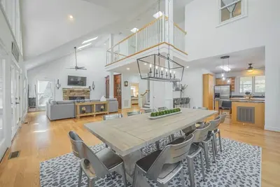 Image de Lakefront Home Perfectly Styled, Clean, and Modern