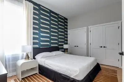 Image de Super Walkable 2-bedroom w/ 5-Star Finishes!