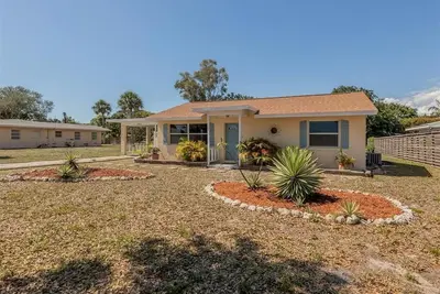 Image de Beachwalk Bungalow on Venice Island - private access to beach just steps away!