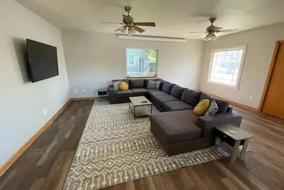 Image de Updated 4 bedroom 1. 5 blocks from downtown Main St