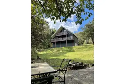 A-frame house (. 3 miles) to Center Hill Marina