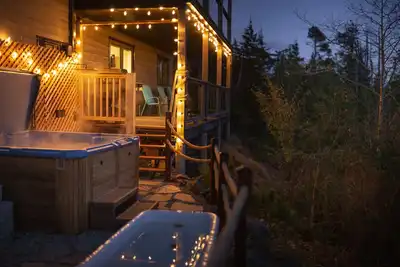 Image de Hot Tub / Cold Dip, Bonfire, Ev Charger - 2 Br Suite