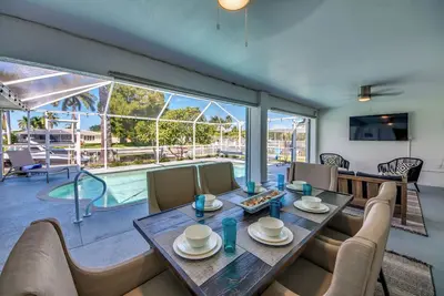 Image de Stylish 4 Br/ 2 bath waterfront Villa with heated pool/ bicycles