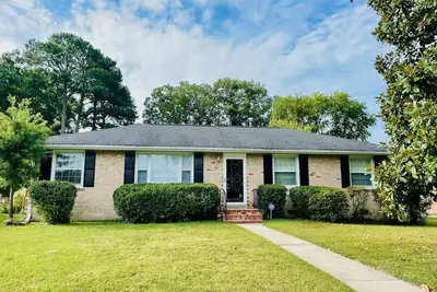 Image de Beautiful, cozy ranch home! Private backyard!