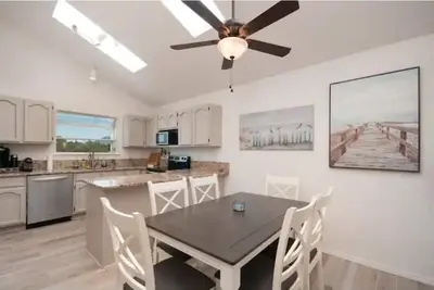 Image de Family Friendly 3 Bedroom in the Quiet Ne Heights!