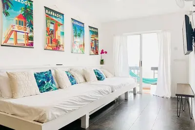 Image de 2 Bedroom Apt 4c, Oceanview + Pool, Near Beach | Paradise Point Barbados