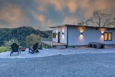 Image de Modern Luxury Meets Mountain Getaway. Amazing Views, Hot Tub+More!