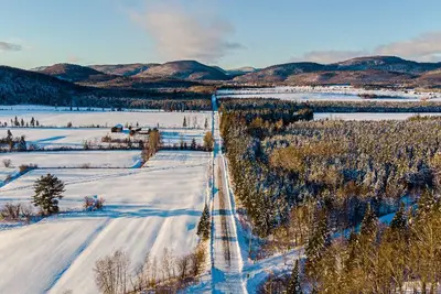 Image de Situé à 50 minutes de Québec, Le Chalet du 4e est bordé par la rivière Rondeau.