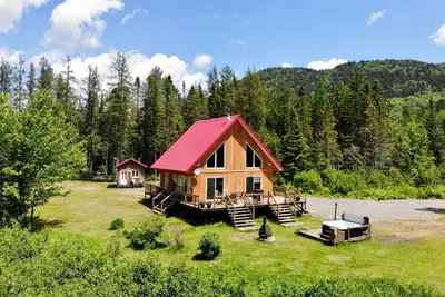Image de Le Chalet du Cap offre un décor enchanteur au pied des montagnes.