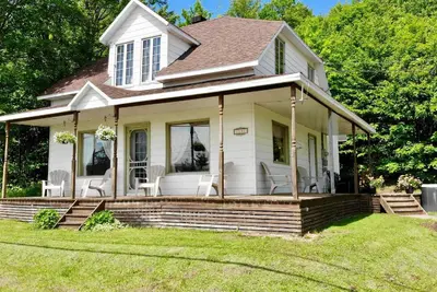 Image de Chalet au décor rustique sur deux étages avec 4 chambres à coucher.