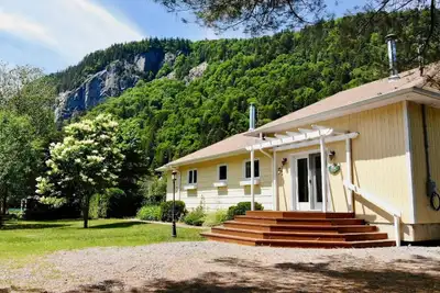 Image de Chalet bordé par la rivière Bras-du-Nord, situé dans un décor enchanteur.