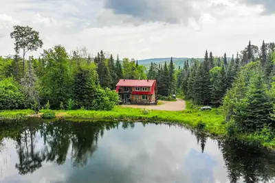 Image de Magnifique chalet en bois rond situé à moins de 30 minutes de Québec.