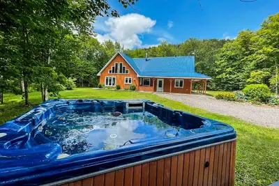 Image de Ce chalet rustique comprend 3 chambres à coucher et peut accueillir jusqu'à 8 pe