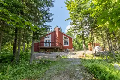 Image de Un magnifique chalet rustique, rénové au goût du jour où règne la tranquillité.