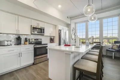 Image de Top Floor Penthouse at Edgewater