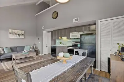 Image de New! Waterfront Condo with Loft