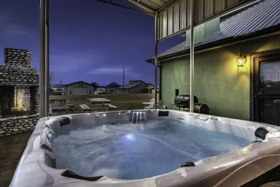 Image de Hot Tub, Large Game Room & Short Walk to the Beach!