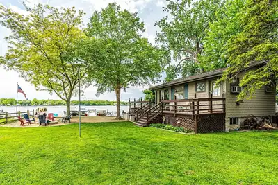 Lakefront Cottage with Gorgeous Sunsets
