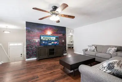 Image de Spacious home w/ King Bed, Garage, & Outdoor Space