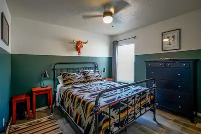 Image de Modern Art Filled Dog friendly home w/Grill