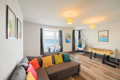 Image de Large seafront apartment with balcony, parking and sea views