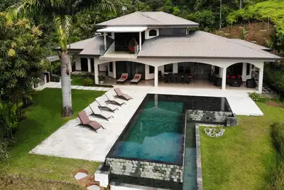Image de 5 bedroom, infinity salt water pool & ocean view!