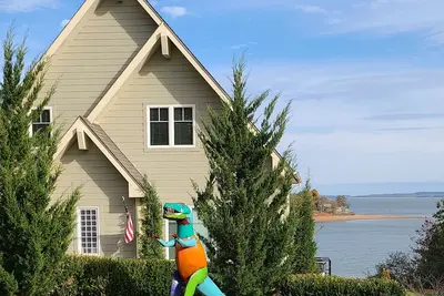 Image de Gorgeous lake house with sandy beachfront. Welcome to Lost World Landing
