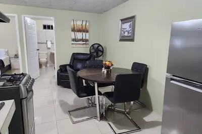 Image de Polaris Courts. . . Cozy 2 bedroom apt, 2 min from airport