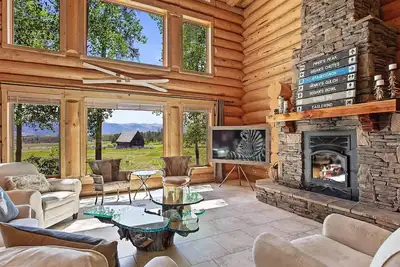 Image de 4 Acre Luxury Log Cabin Minutes from Skiing, Fishing, Biking, Golf, and Boating