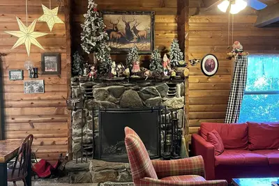 Image de Beautifully decorated large private log home 10 minutes from the mountain.