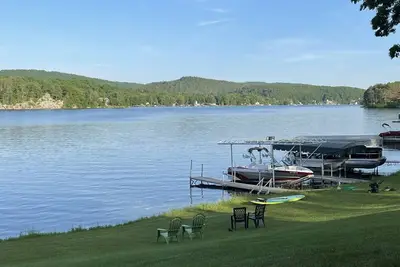 Image de Waterfront Chalet with expansive views of lake & mountains.