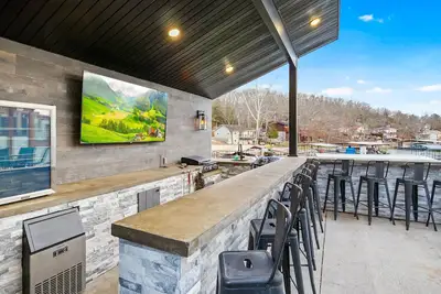 Image de Waterfront, outdoor bar & grill\n2 boat slip dock, fire pit, Close to Coconuts!