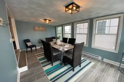 Image de Newly renovated 3 Bed/2 Bath steps from the water!